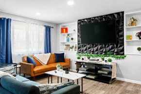 NEW! Great Location, Putting Green, Movie Room